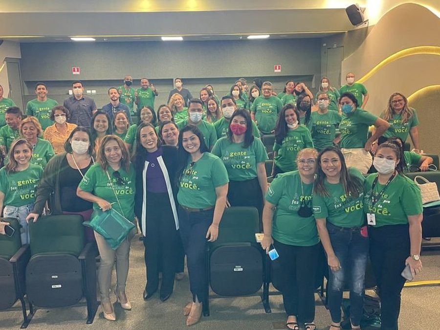 Turma reunida em auditório ao final de um treinamento