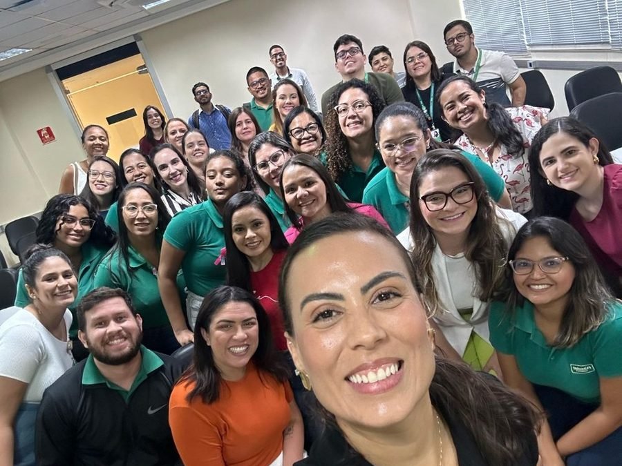 Turma em sala durante um treinamento
